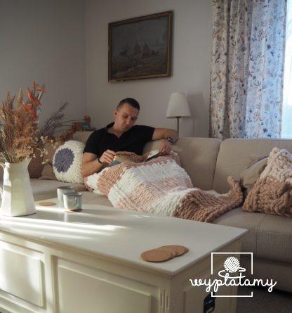 Koc pleciony z grubej włóczki