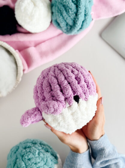 DIY Zestaw maskotka wieloryb pleciony metodą wyplatania na rękach - obrazek 7