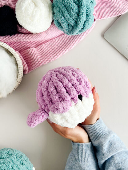 DIY Zestaw maskotka wieloryb pleciony metodą wyplatania na rękach - obrazek 6