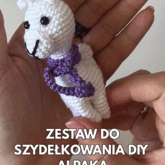 Zestaw do szydełkowania DIY Alpaka – biała szydełkowa alpaka trzymana w dłoni