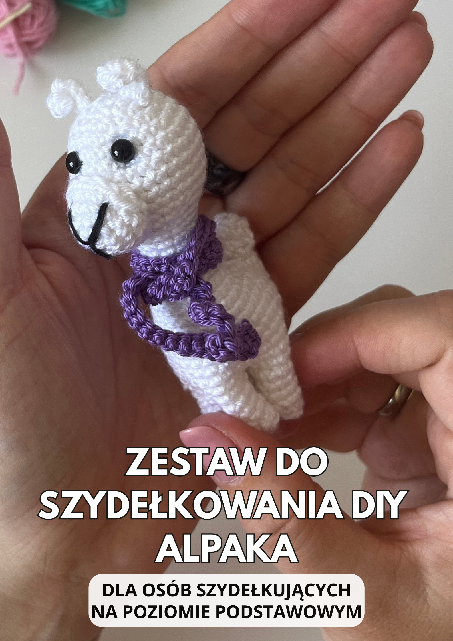 Zestaw do szydełkowania DIY Alpaka – biała szydełkowa alpaka trzymana w dłoni