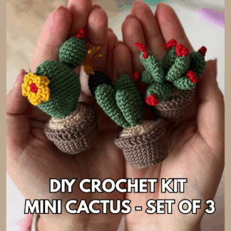 Zestaw do szydełkowania DIY Mini Kaktusy – trzy szydełkowe kaktusy w doniczkach trzymane w dłoniach