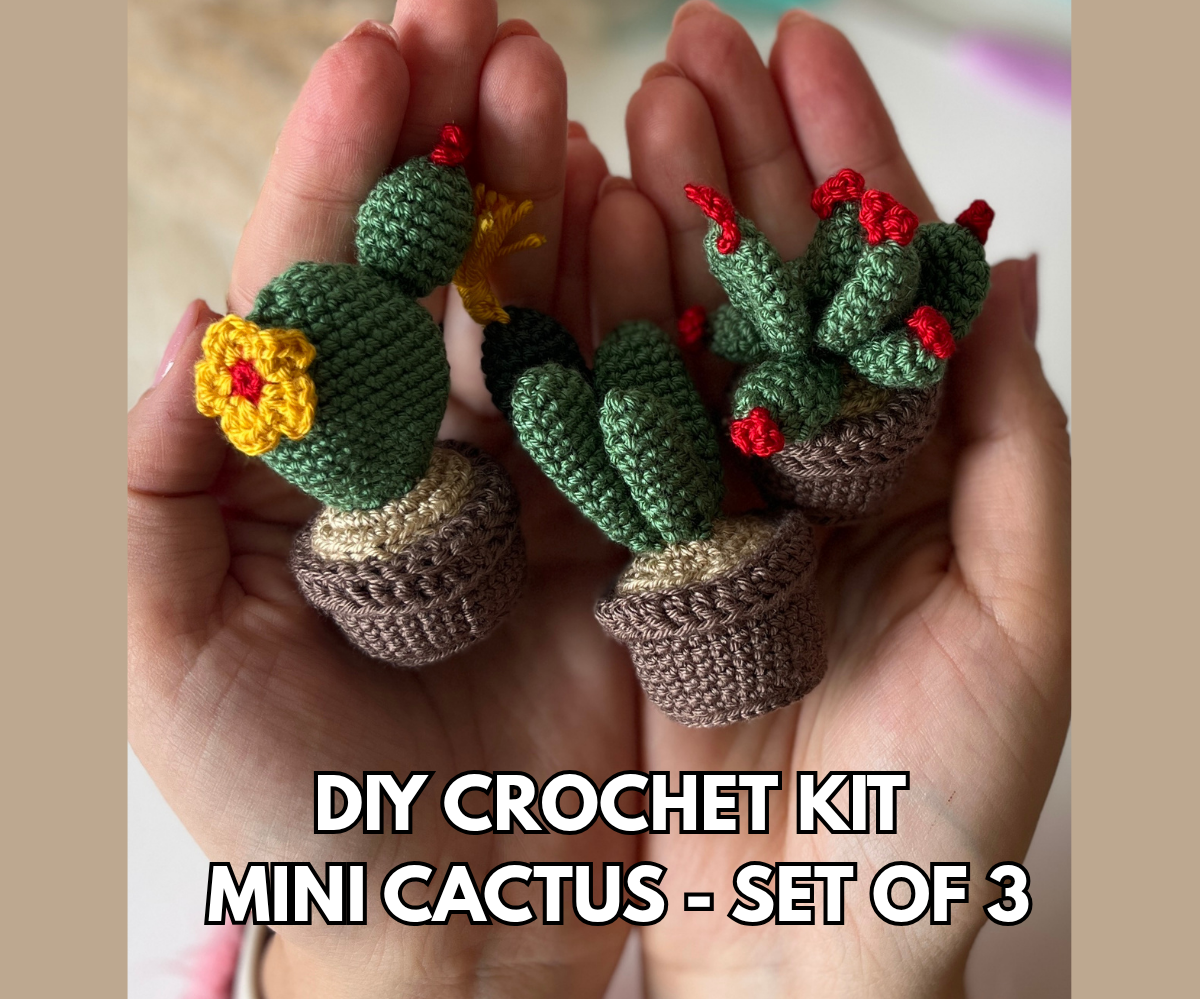 Zestaw do szydełkowania DIY Mini Kaktusy – trzy szydełkowe kaktusy w doniczkach trzymane w dłoniach