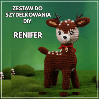 Szydełkowy reniferek amigurumi w brązowych odcieniach z czerwonym szaliczkiem i dzwoneczkiem – projekt z zestawu DIY