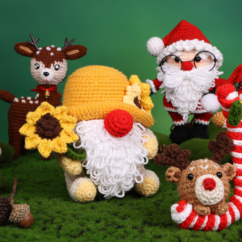 Szydełkowy krasnolud amigurumi w żółtym kapeluszu z kwiatem i białą brodą – projekt z zestawu DIY
