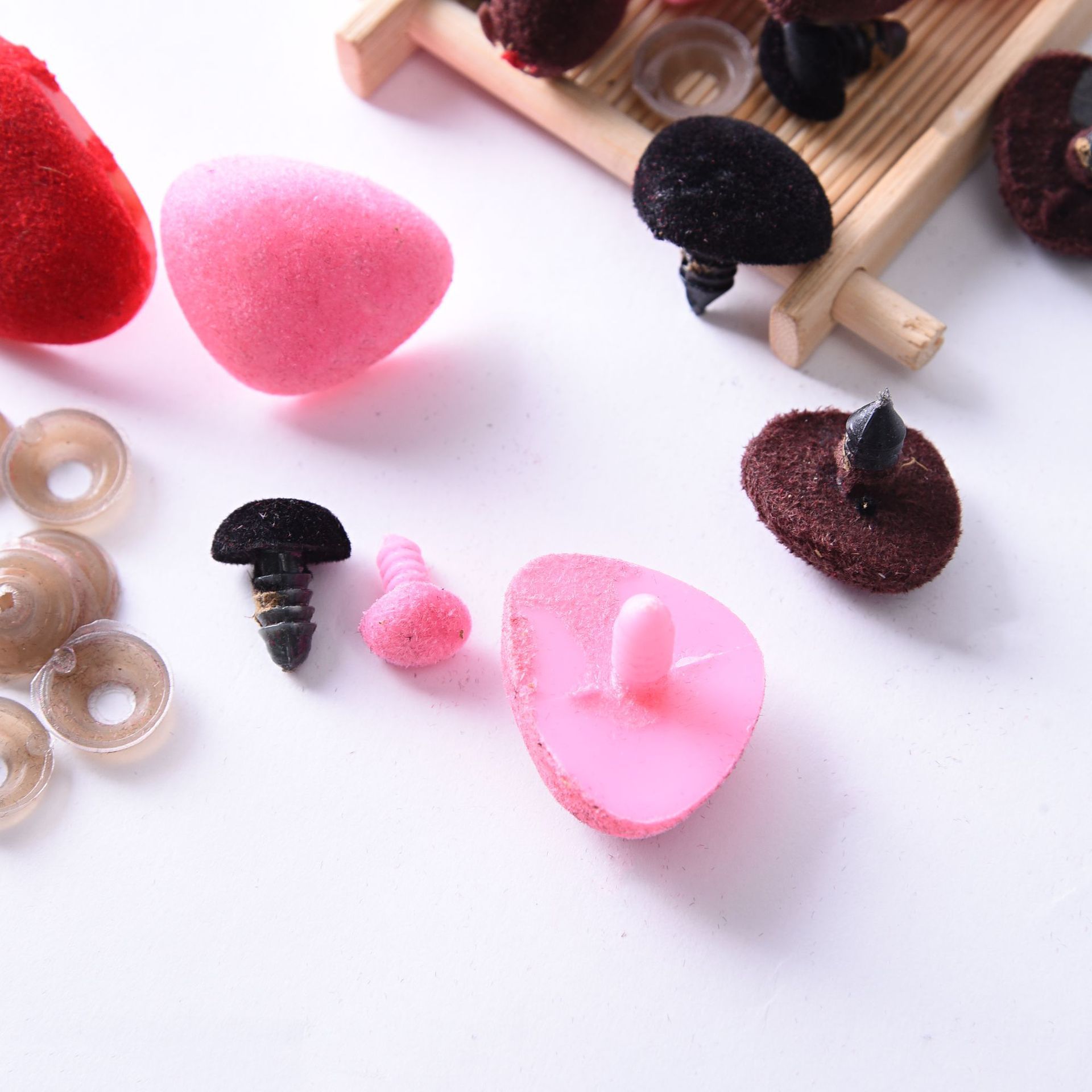 Nosek do maskotek aksamitny w kolorze brązowym 20x25 mm - 5 sztuk - obrazek 2