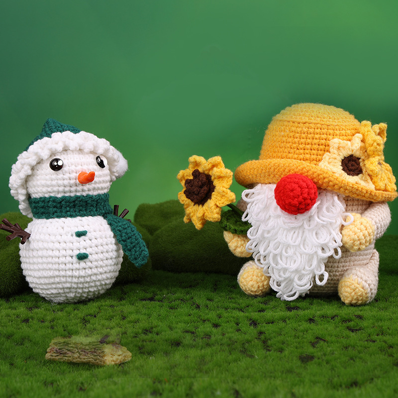 Szydełkowy krasnolud amigurumi w żółtym kapeluszu z kwiatem i białą brodą – projekt z zestawu DIY