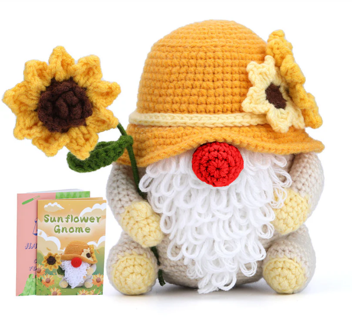 Szydełkowy krasnolud amigurumi w żółtym kapeluszu z kwiatem i białą brodą – projekt z zestawu DIY