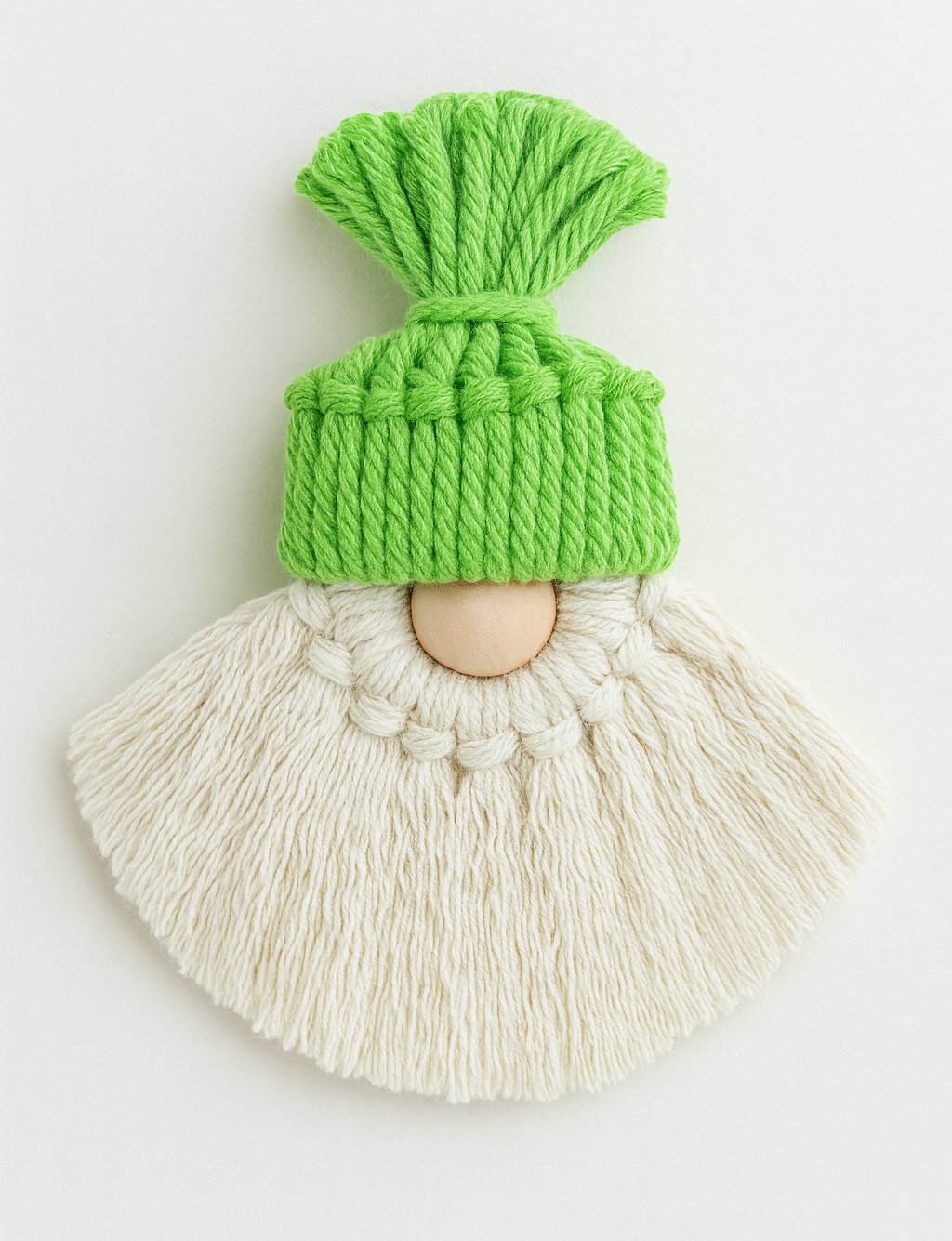 Makramowe krasnoludki w sześciu kolorach czapek – dekoracje świąteczne wykonane z zestawu do makramy