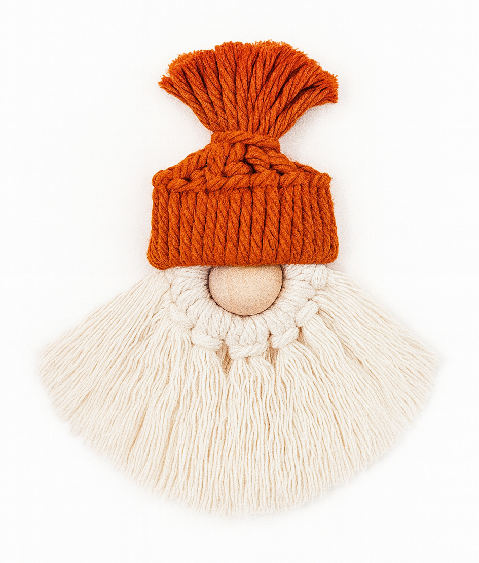 Makramowe krasnoludki w sześciu kolorach czapek – dekoracje świąteczne wykonane z zestawu do makramy