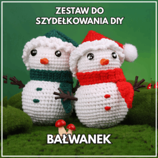 Szydełkowe bałwanki amigurumi w czerwonym i zielonym szaliku – projekt z zestawu DIY