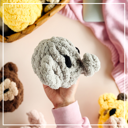 Pleciony słonik – ręcznie robiona maskotka z szarej włóczki chenille