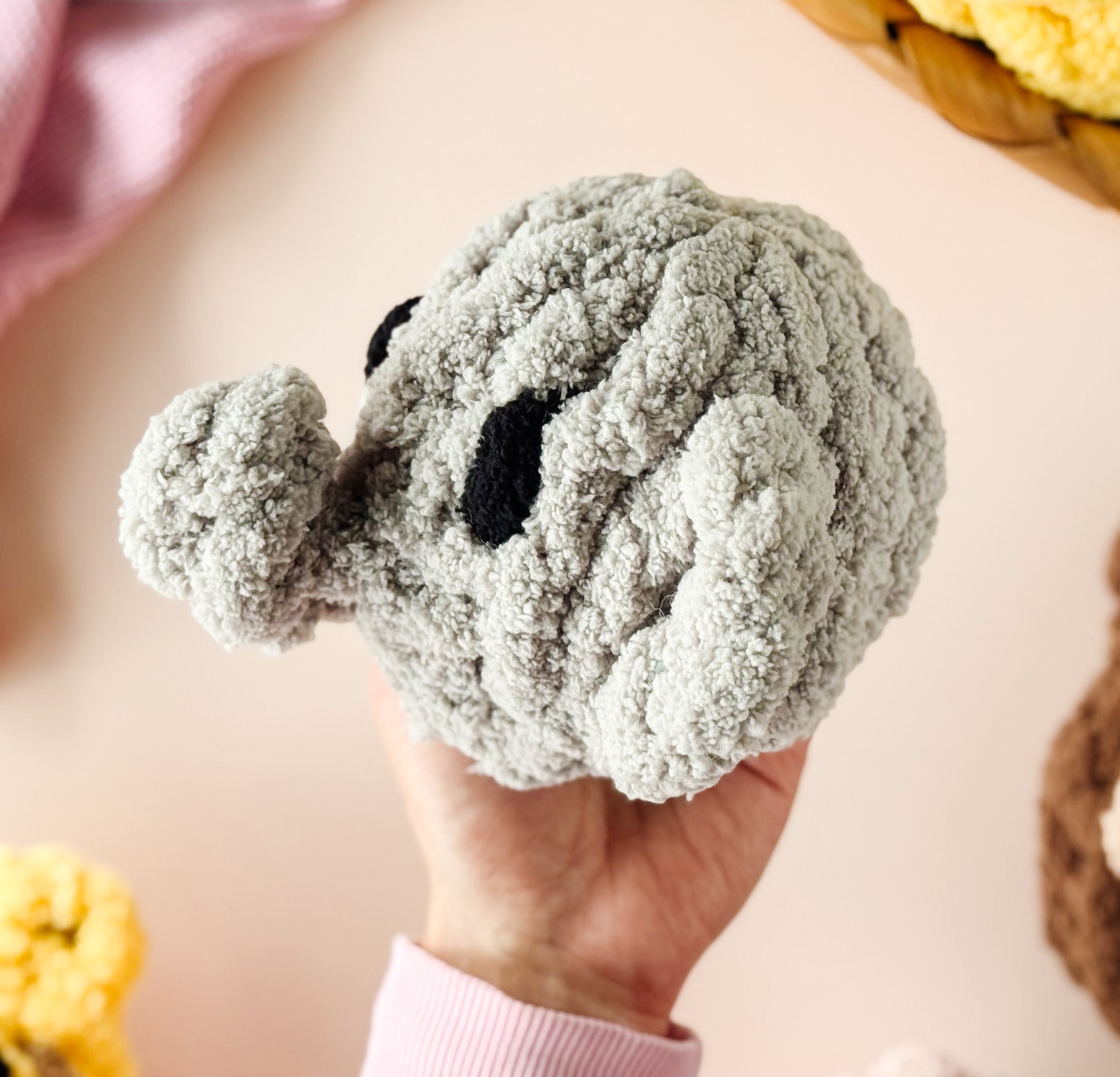 Pleciony słonik – ręcznie robiona maskotka z szarej włóczki chenille